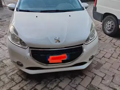 Usata Peugeot 208 68 CV (50 kW) 2013 Bianco Utilitaria