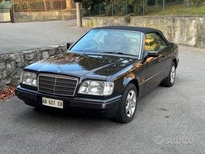 Begagnad Mercedes E200 136 HK (100 kW) 1994 Svart Cab