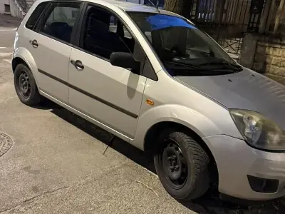 Usata Ford Fiesta 80 CV (58 kW) 2002 Grigio Utilitaria