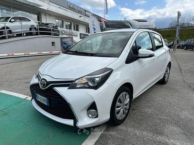 Usata Toyota Yaris Active 69 CV (50 kW) 2015 Bianco Utilitaria