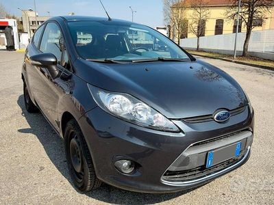 Usata Ford Fiesta Titanium 82 CV (60 kW) 2010 Grigio Utilitaria