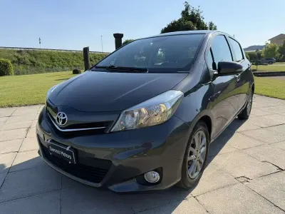 Usata Toyota Yaris Lounge 90 CV (66 kW) 2014 Grigio Utilitaria