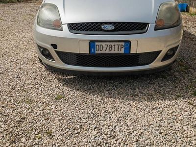 Usata Ford Fiesta Ghia 68 CV (50 kW) 2007 Grigio Utilitaria
