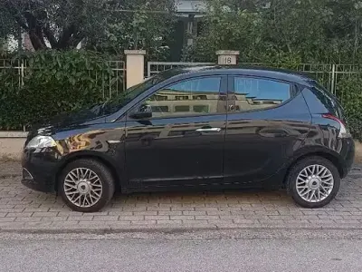 Usata Lancia Ypsilon Platinum 69 CV (50 kW) 2016 Nero Utilitaria