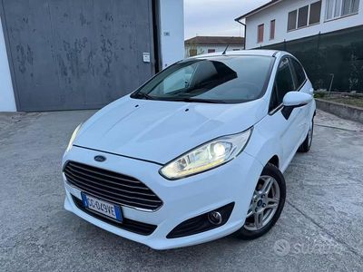 Usata Ford Fiesta Titanium 97 CV (71 kW) 2014 Bianco Utilitaria