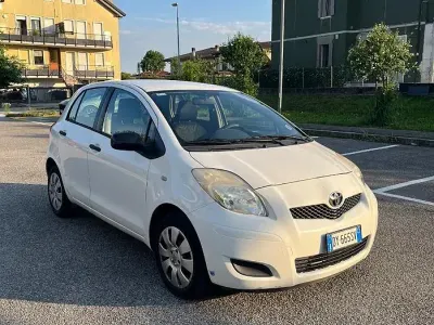 Usata Toyota Yaris 69 CV (50 kW) 2009 Bianco Utilitaria