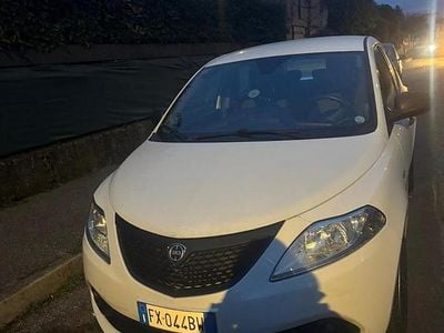 Begagnad Lancia Ypsilon 69 HK (50 kW) 2019 Vit Halvkombi
