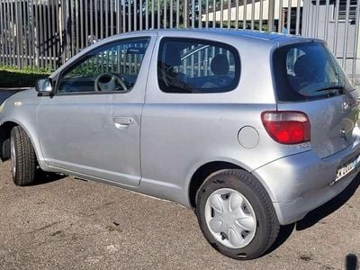 Argento Usata 2001 Toyota Yaris Berlina | 1800 € (Buon prezzo)