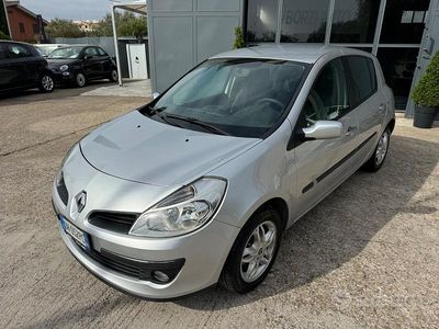 Usata Renault Clio II LE 75 CV (55 kW) 2007 Grigio Berlina
