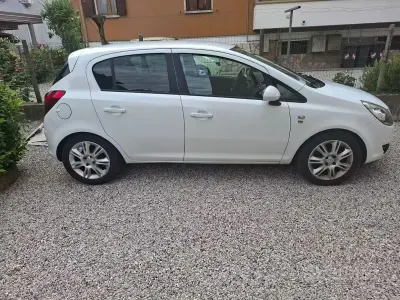 Usata Opel Corsa 65 CV (47 kW) 2011 Bianco Utilitaria
