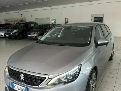 Usado Peugeot 308 Active 131 CV (96 kW) 2019 Plateado Familiar