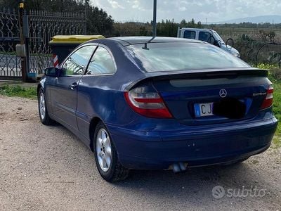 Usata Mercedes C220 140 CV (102 kW) 2003 Blu Coupé