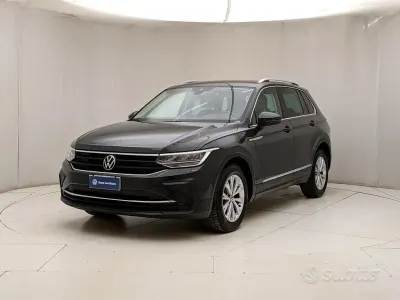 Usado VW Tiguan Life 150 CV (110 kW) 2023 Gris SUV