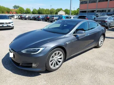 Usata Tesla Model S 135 kW (184 CV) 2018 Grigio scuro metallizzato Utilitaria
