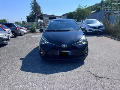 Usata Toyota Yaris Hybrid Cool 73 CV (53 kW) 2018 Nero Berlina