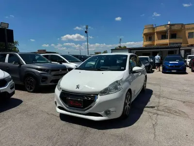 Usata Peugeot 208 Active 68 CV (50 kW) 2013 Bianco Utilitaria