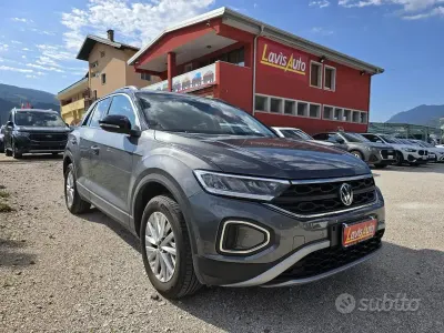 Usata VW T-Roc Life 150 CV (110 kW) 2022 Grigio glasgow / tetto nero SUV