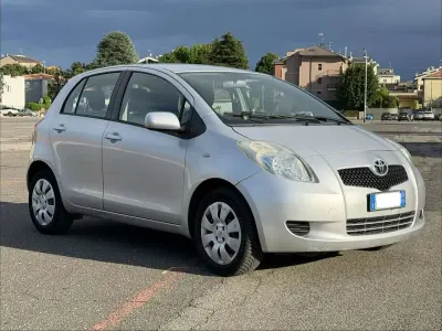 Usata Toyota Yaris Sol 69 CV (50 kW) 2007 Argento Utilitaria