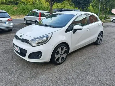 Usata Kia Rio 75 CV (55 kW) 2014 Bianco Berlina