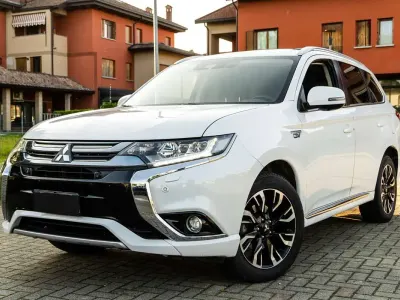 Usata Mitsubishi Outlander P-HEV Instyle 121 CV (88 kW) 2018 Bianco SUV