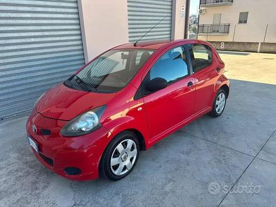 Usata Toyota Aygo 68 CV (50 kW) 2011 Rosso Utilitaria