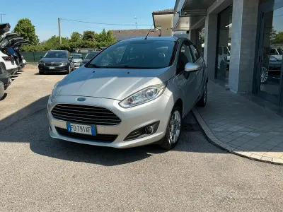 Usata Ford Fiesta 95 CV (69 kW) 2016 Grigio Utilitaria