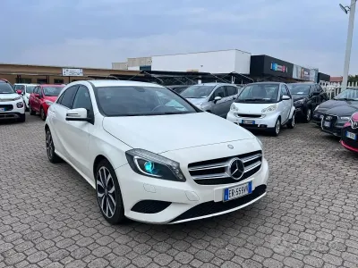 Käytetty Mercedes A180 Premium 109 HP (80 kW) 2013 Valkoinen Sedan