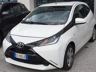 Usata Toyota Aygo Cool 69 CV (50 kW) 2015 Bianco Utilitaria