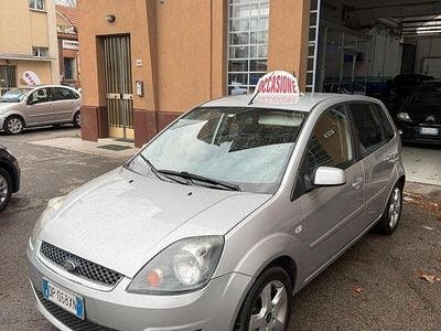 Usata Ford Fiesta Titanium 67 CV (49 kW) 2008 Grigio Utilitaria