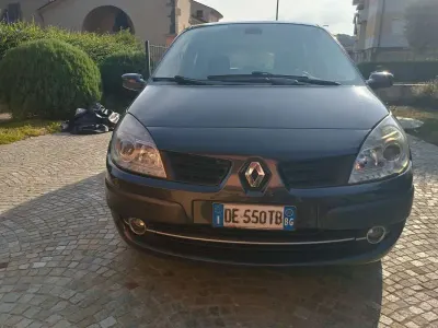 Usata Renault Grand Scénic Dynamique 131 CV (96 kW) 2010 Nero Monovolume