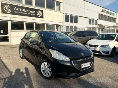Usata Peugeot 208 Allure 82 CV (60 kW) 2012 Nero Utilitaria