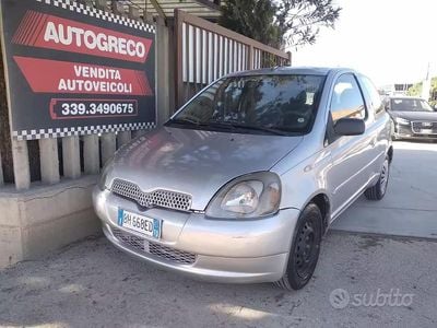 Begagnad Toyota Yaris Sol 68 HK (50 kW) 2000 Grå Sedan