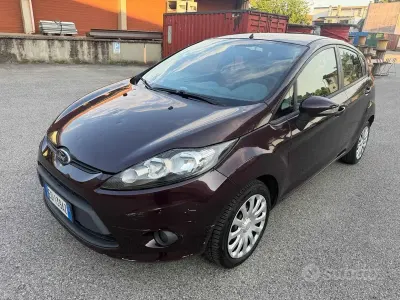 Usata Ford Fiesta 60 CV (44 kW) 2010 Marrone Berlina