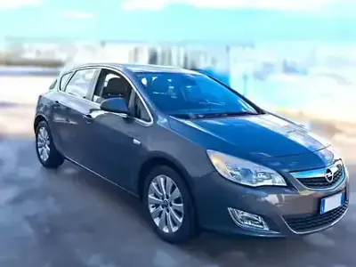 Usata Opel Astra 82 CV (60 kW) 2010 Nero Berlina