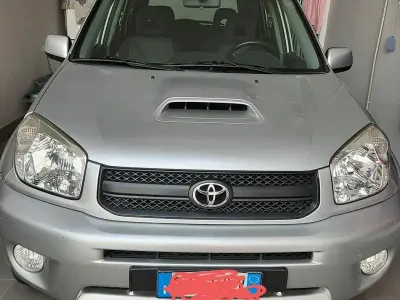 Usata Toyota RAV4 128 CV (94 kW) 2004 Grigio SUV