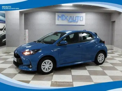 Usata Toyota Yaris Hybrid Active 100 CV (73 kW) 2021 Blu Berlina