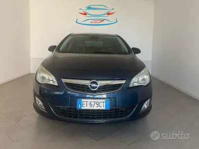 Usata Opel Astra Cosmo 140 CV (102 kW) 2013 Blu Berlina