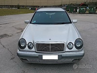 Usata Mercedes E200 Elegance 136 CV (100 kW) 1996 Grigio Station wagon