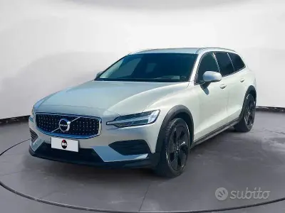 Usata Volvo V60 CC Pro 190 CV (139 kW) 2019 Argento Station wagon