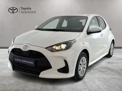 Usata Toyota Yaris Hybrid Active 92 CV (67 kW) 2025 Bianco Berlina