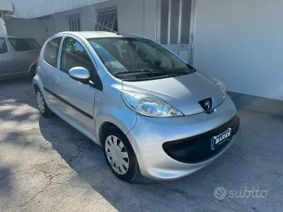 Käytetty Peugeot 107 68 HP (50 kW) 2006 Harmaa Viistoperä