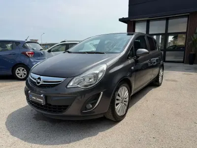 Usata Opel Corsa Cosmo 75 CV (55 kW) 2011 Grigio Utilitaria