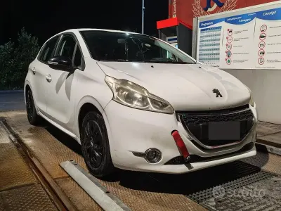 Usata Peugeot 208 82 CV (60 kW) 2012 Bianco Utilitaria