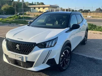 Usata Peugeot 2008 Allure 131 CV (96 kW) 2023 Bianco SUV