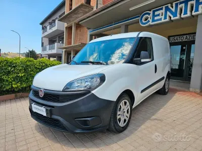 Usata Fiat Doblò Lounge 105 CV (77 kW) 2022 Bianco Monovolume