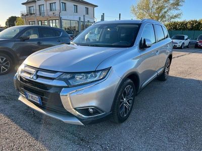 usata Mitsubishi Outlander 2.2 DI-D 4WD Instyle Plus SDA 7 posti