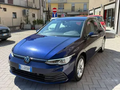 Usata VW Golf VIII Life 109 CV (80 kW) 2021 Blu/azzurro Berlina
