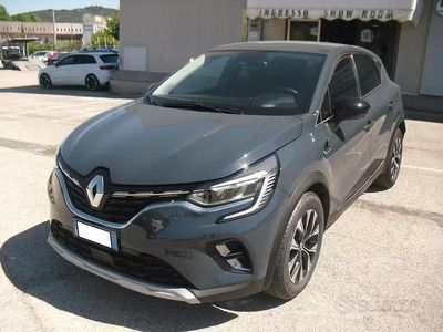 Begagnad Renault Captur Techno 101 HK (74 kW) 2023 Blå SUV