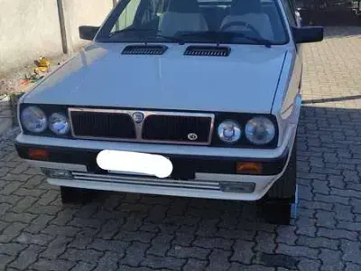 Begagnad Lancia Delta 166 HK (122 kW) 1987 Halvkombi