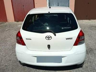 Usata Toyota Yaris 69 CV (50 kW) 2011 Bianco Utilitaria